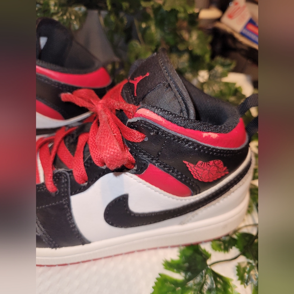 Nike Air jordan shoes for kids. - Picture 7 of 11
